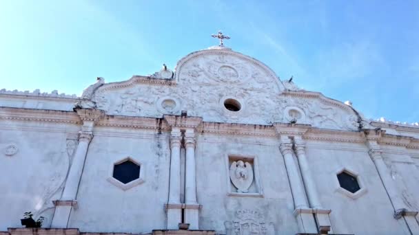 Bagian depan dari Katedral cebu, Filipina. Kota tertua di negeri ini . — Stok Video