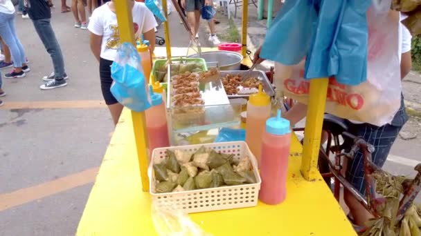 Οδός Vendors sellfried κομμάτια κοτόπουλου στο φεστιβάλ Sinulog Cebu Φιλιππίνες. — Αρχείο Βίντεο