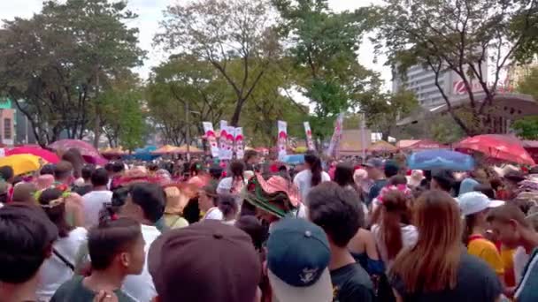 Большая толпа собирается на Синулогском параде в Себу, Филиппины — стоковое видео