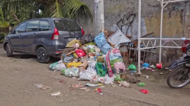 Montones de basura bordean las calles de Cebú Filipinas a la espera de una colelción — Vídeos de Stock