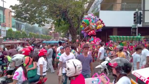 Большая толпа собирается на Синулогском параде в Себу, Филиппины — стоковое видео