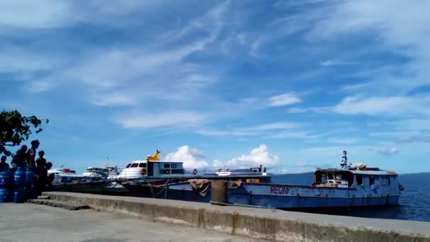 Timelapse of Dock Workers Φόρτωση πλοίων σε Σουριγκάο Πόλη Φιλιππίνες — Αρχείο Βίντεο