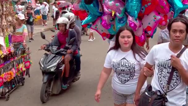 Grandes multidões se reúnem para o desfile de Sinulog em Cebu Filipinas — Vídeo de Stock