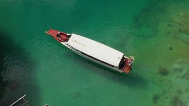Podróżowanie statkiem przez tropikalne Filipiny nad głową widok — Wideo stockowe