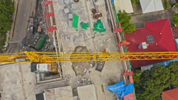 Vista aérea de una grúa de construcción materiales de carga en el sitio de construcción — Vídeo de stock