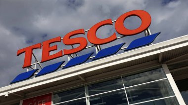 Tesco süpermarket tabelası. İngiltere 'nin en büyük süpermarket zincirlerinden biri.