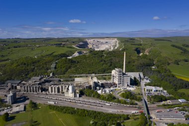 Breedon, Dowlow Quarry Buxton 'ı topluyor. Hava Görünümü