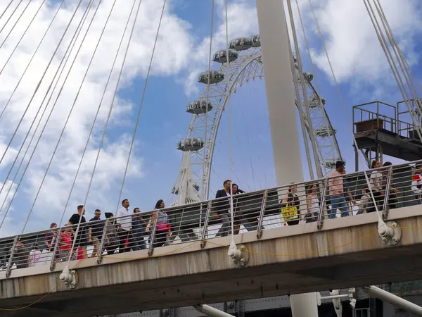 Charing Cross Bridge, nabrzeże Londyn i London Eye — Zdjęcie stockowe