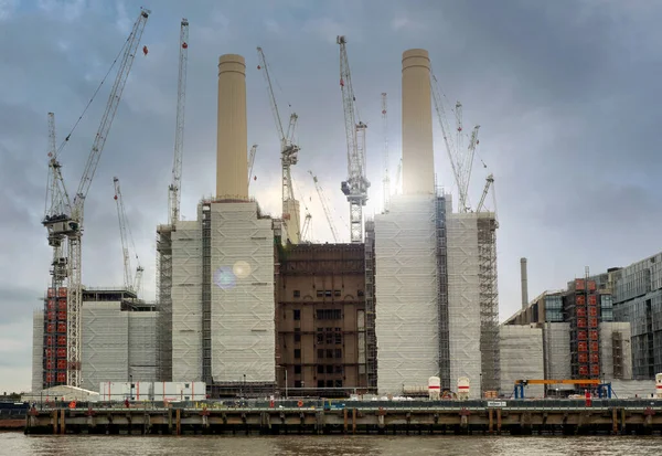 Перевезення електростанції в Баттерсі (Лондон).. Стокове Фото