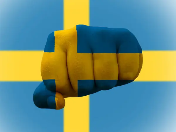 Svensk flagga med knytnävsinsats. Effektdesign — Stockfoto