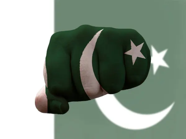 Pakistanische Flagge auf Menschenfaust gemalt, die Macht symbolisiert — Stockfoto