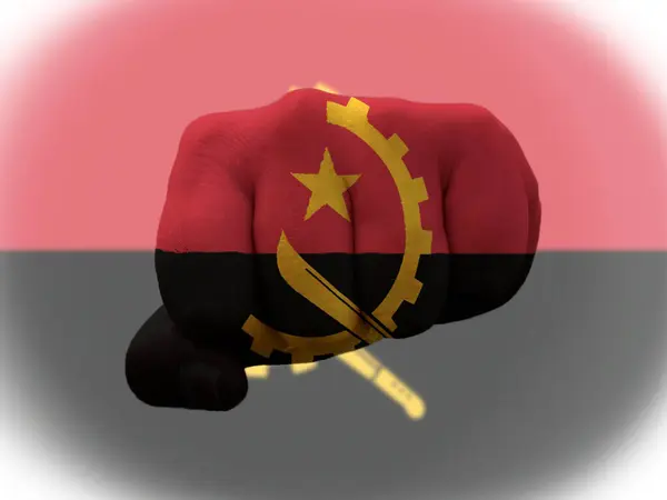 Angola Vlag geschilderd op menselijke vuist die macht vertegenwoordigt — Stockfoto