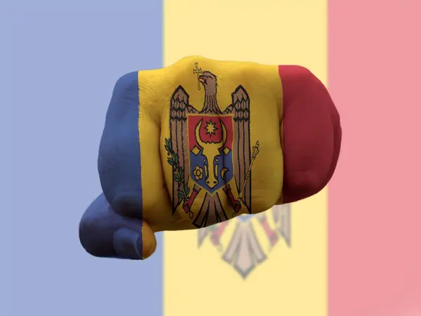 Moldova Bandiera dipinta sul pugno umano che rappresenta il potere — Foto Stock