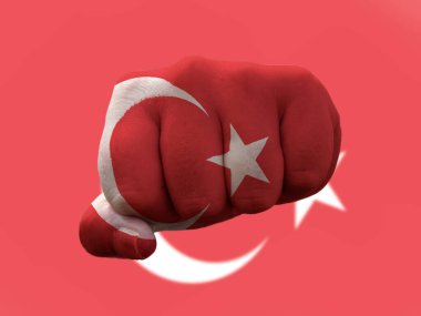 Gücü temsil eden insan yumruğunun üzerine Türkiye Bayrağı