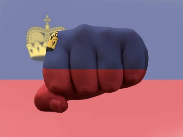 Liechtenstein bandera pintada sobre puño humano que representa el poder — Foto de Stock