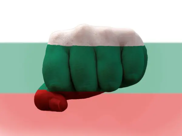 Bandera búlgara pintada sobre puño humano que representa poder — Foto de Stock