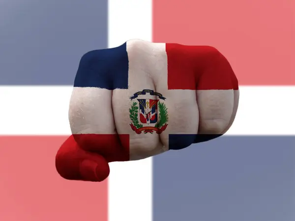 도미니카 공화국 권력을 상징하는 인간의 주먹에 그려져 있는 깃발 — 스톡 사진