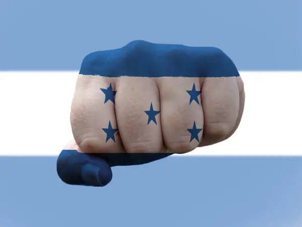 Прапор Гондурасу зображений на людському кулаку, що представляє владу. — стокове фото