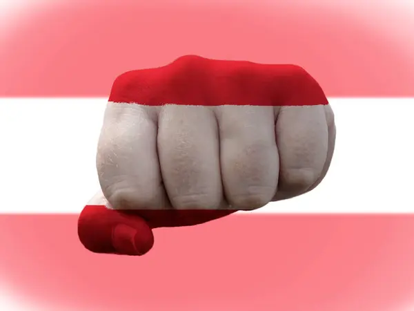 Österrike Flagga målad på mänsklig knytnäve representerar makt — Stockfoto