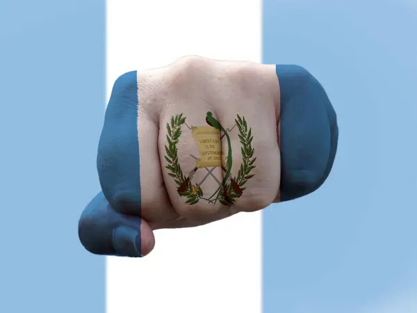 Guatemala bayrağı insan yumruğuyla boyanmış. Gücü temsil ediyor. — Stok fotoğraf