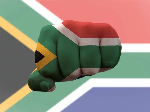Güney Afrika Bayrağı insan yumruğuna boyanmış. Gücü temsil ediyor. — Stok fotoğraf