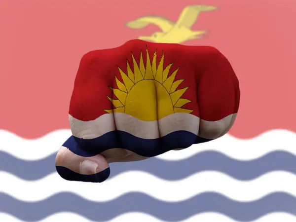 Kiribati flagga målad på mänsklig knytnäve representerar makt — Stockfoto