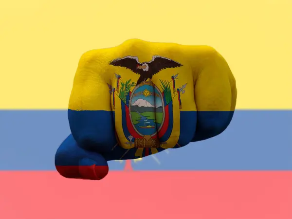 Ekvador Bayrağı insan yumruğunun üzerine boyanmış. Gücü temsil ediyor. — Stok fotoğraf