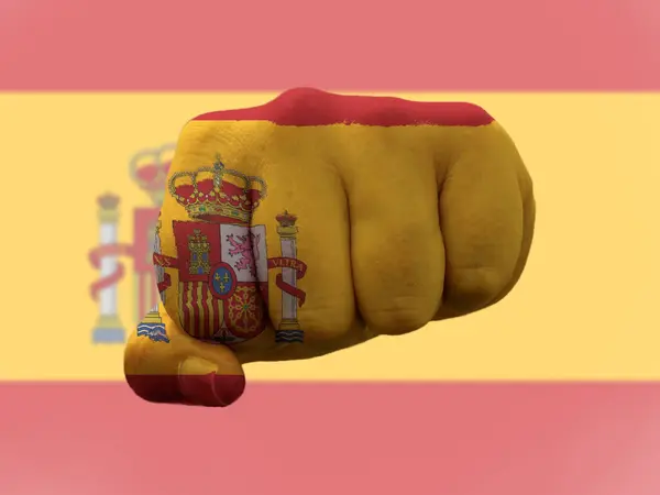 Flaga Hiszpanii namalowana na ludzkiej pięści reprezentującej władzę — Zdjęcie stockowe