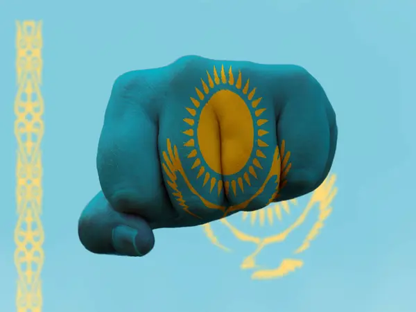 Державний прапор Казахстану зображений на людському кулаку, що представляє владу — стокове фото