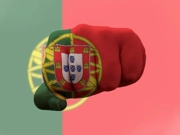 Portugiesische Flagge auf menschliche Faust gemalt, die die Macht symbolisiert — Stockfoto