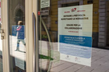 Pietrasanta, Lucca: un negozio del centro storico chiuso a causa dell 'emergenza coronavirus