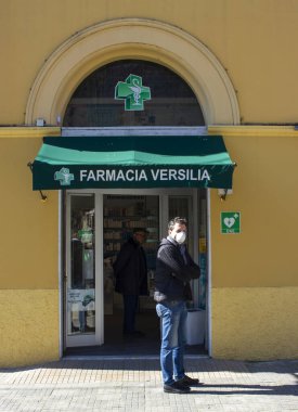 Pietrasanta, Lucca: Farmacia durante l 'emergenza coronavirus' da entrare başına fila persone