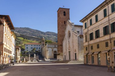 Pietrasanta, Lucca: la piazza Principale deserta durante i giorni di restrizione per l 'emergenza coronavirus