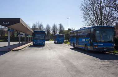 Pietrasanta, Lucca: quasi tutti i bus sono fermi al terminal, i trasporti sono limitati a causa del decreto emergenza coronavirus
