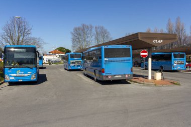 Pietrasanta, Lucca: quasi tutti i bus sono fermi al terminal, i trasporti sono limitati a causa del decreto emergenza coronavirus