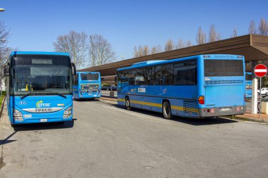 Pietrasanta, Lucca: quasi tutti i bus sono fermi al terminal, i trasporti sono limitati a causa del decreto emergenza coronavirus