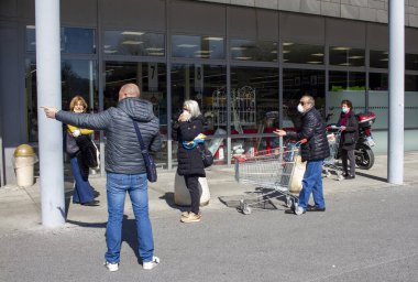 Pietrasanta, Lucca: la fila per entrare in un supermercato ai tempi dell 'emergenza coronavirus in Italia 