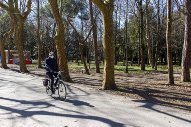 Viareggio, Lucca: le persone circolano protette dalla mascherina