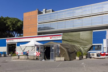 Lido di Camaiore, Lucca: ospedale Versilia, l 'ingresso del pronto soccorso con il triage d' emergenza virüsü
