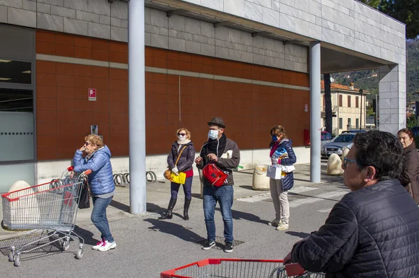 Pietrasanta, Lucca: la fila per entrare in un supermercato ai tempi dell 'emergenza coronavirus in Italia 