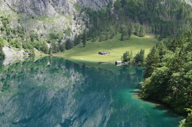 Dağlarla çevrili küçük güzel göl 