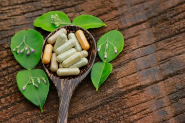 Sağlıklı beslenmek için organik bitkilerden kaosüllerdeki bitkisel ilaçlar.  