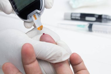 Sağlıklı yaşam için dama ve kanama kullanan hastanın kanını elle kontrol ediyorum. 