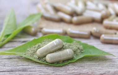 Sağlıklı beslenmek için organik bitkilerden kaosüllerdeki bitkisel ilaçlar.  