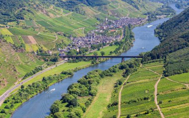 Ediger-Eller ve Mosel bakan Moselle Vadisi