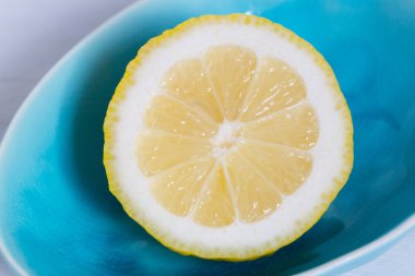 Turkuaz bir kapta limon.