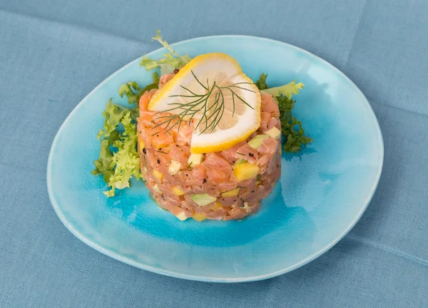 Tatar van zalm met avocado en mango — Stockfoto