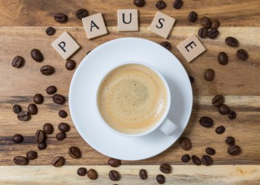 Kahve çekirdekleri mektup konsepti ile espresso Duraklat