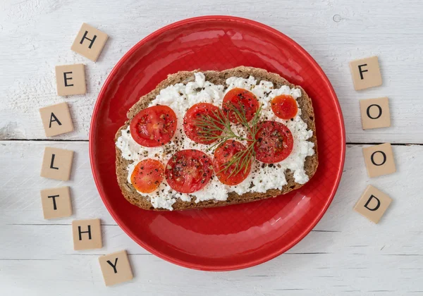 健康食品字母与番茄面包 — 图库照片