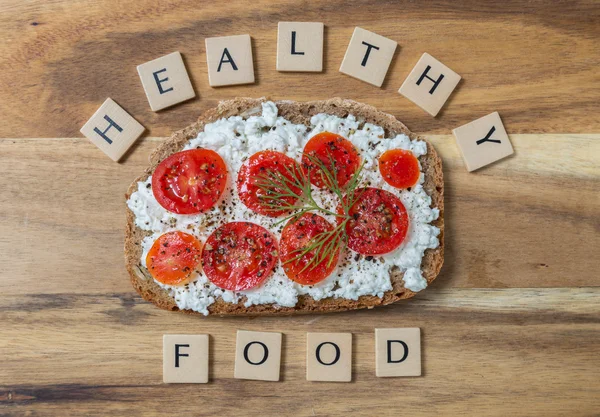 Letras de comida saludable con pan de tomate — Foto de Stock